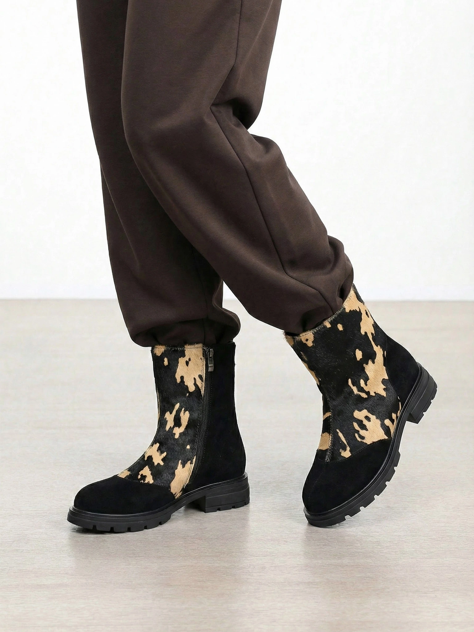 Ботинки комбинированные черного цвета на рельефной подошве